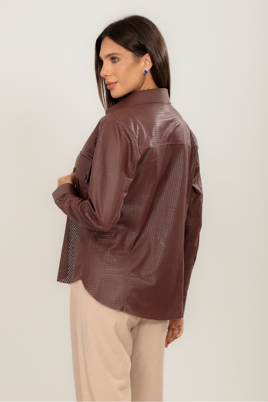 CAMISA BOTÃO FURADINHA MARROM CHOCOLATE
