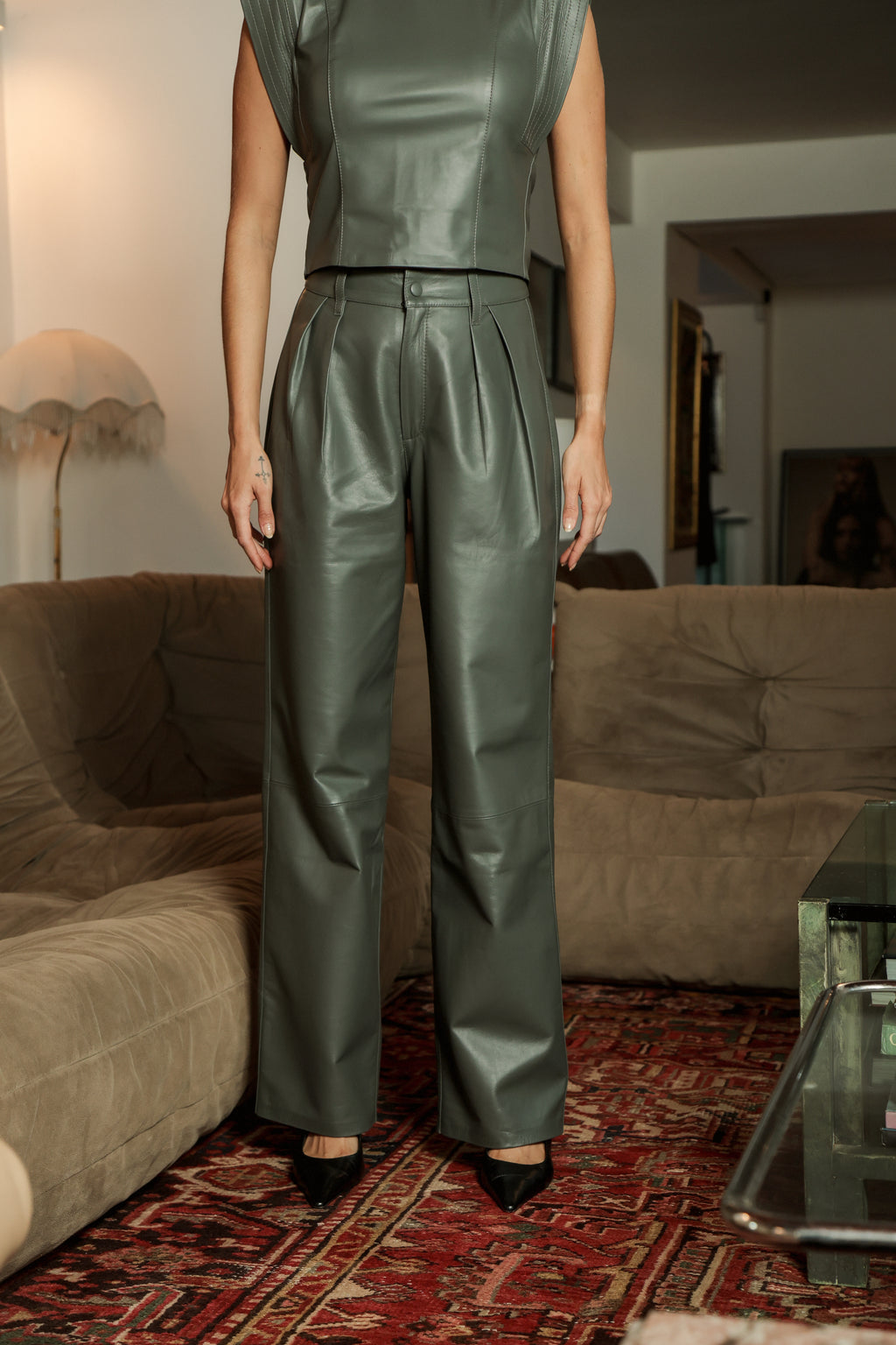Calça couro barrel pregas Militar