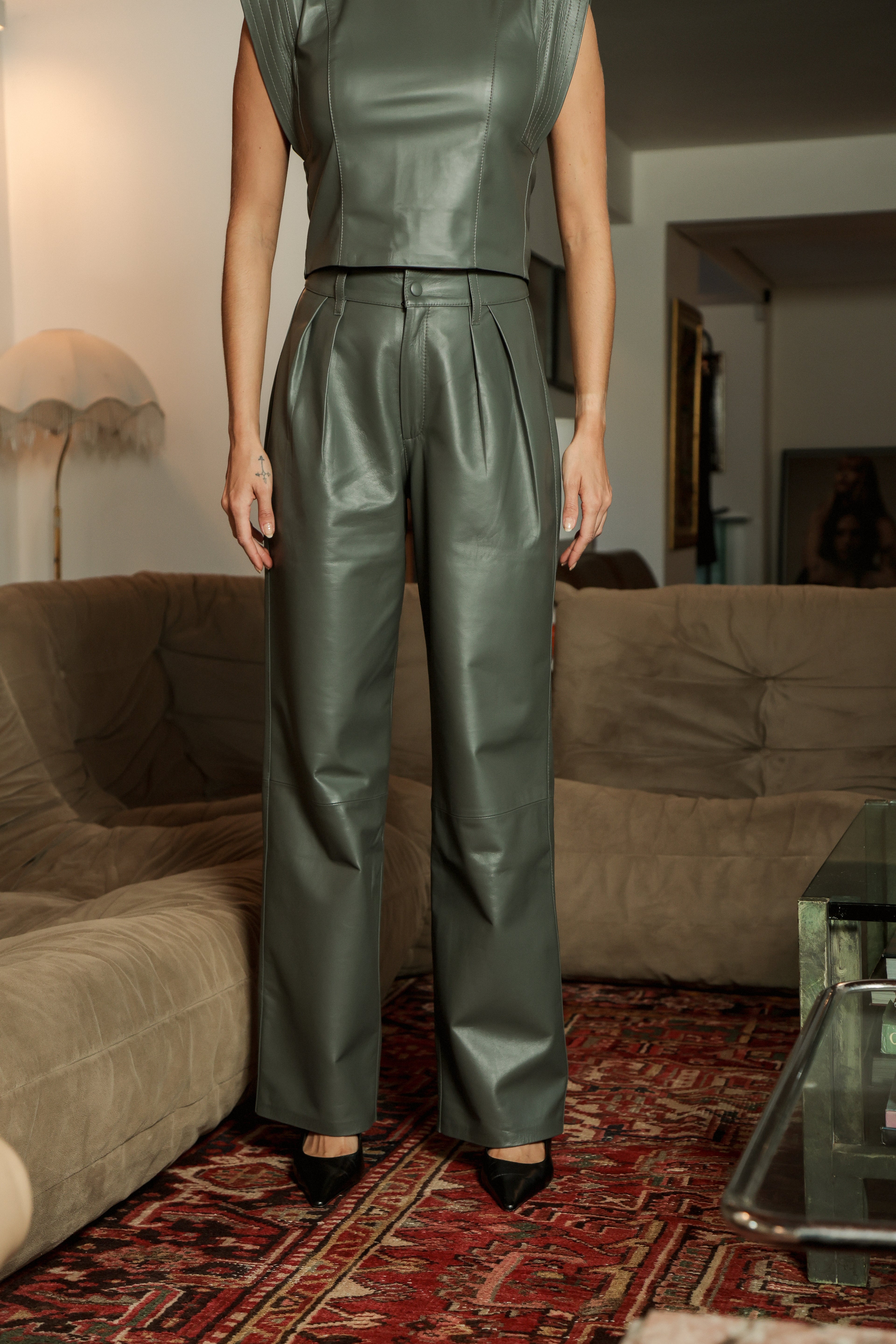 Calça couro barrel pregas Militar