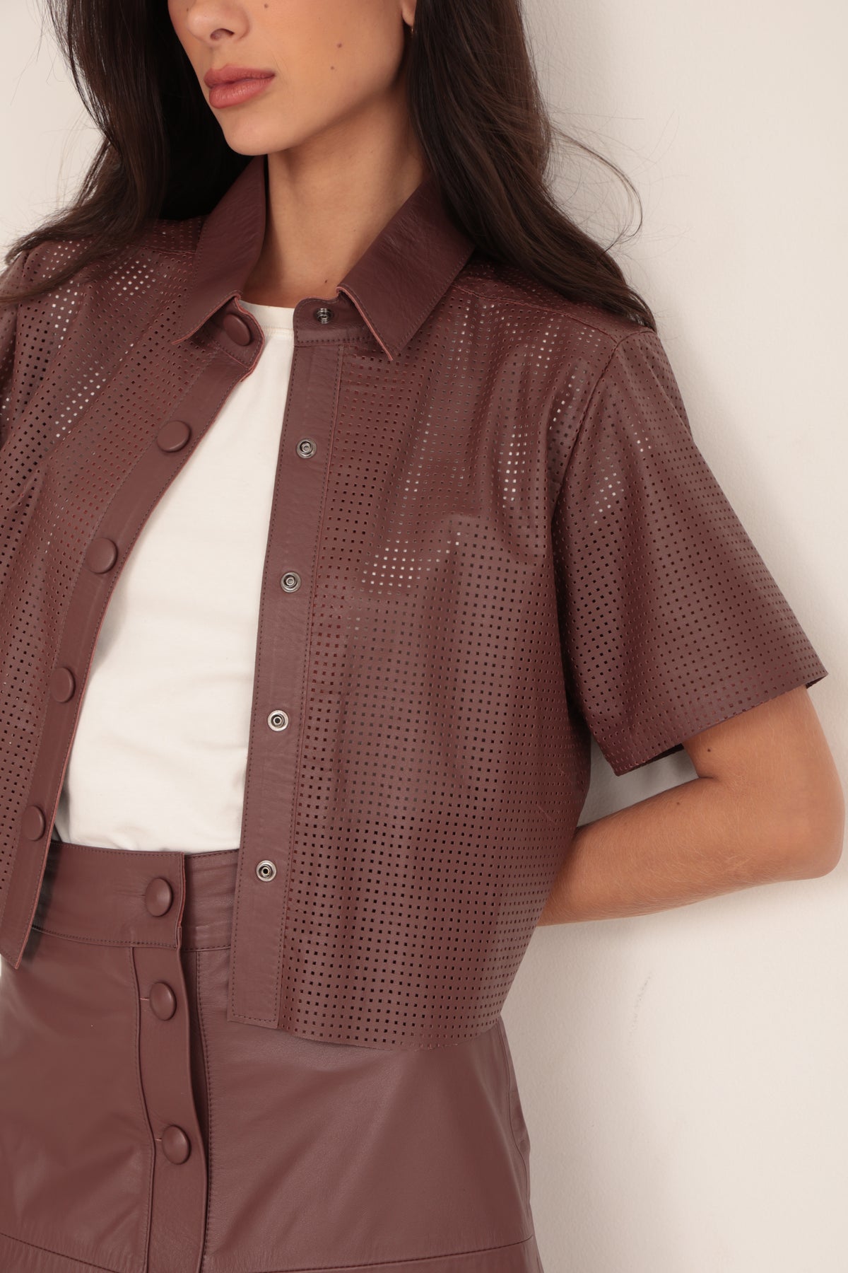 Camisa Cropped Furadinha - Rum