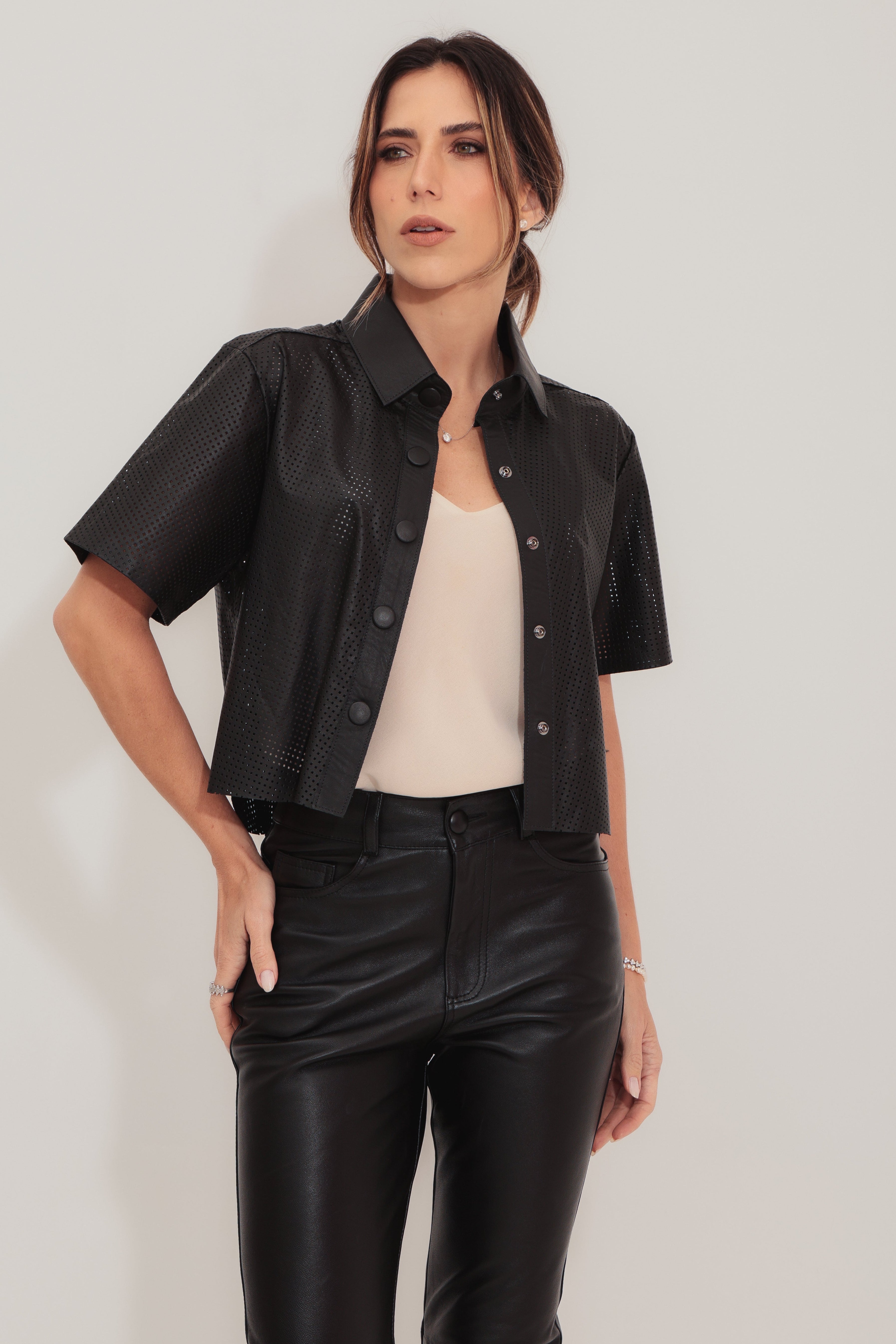 CAMISA CROPPED FURADINHA PRETO