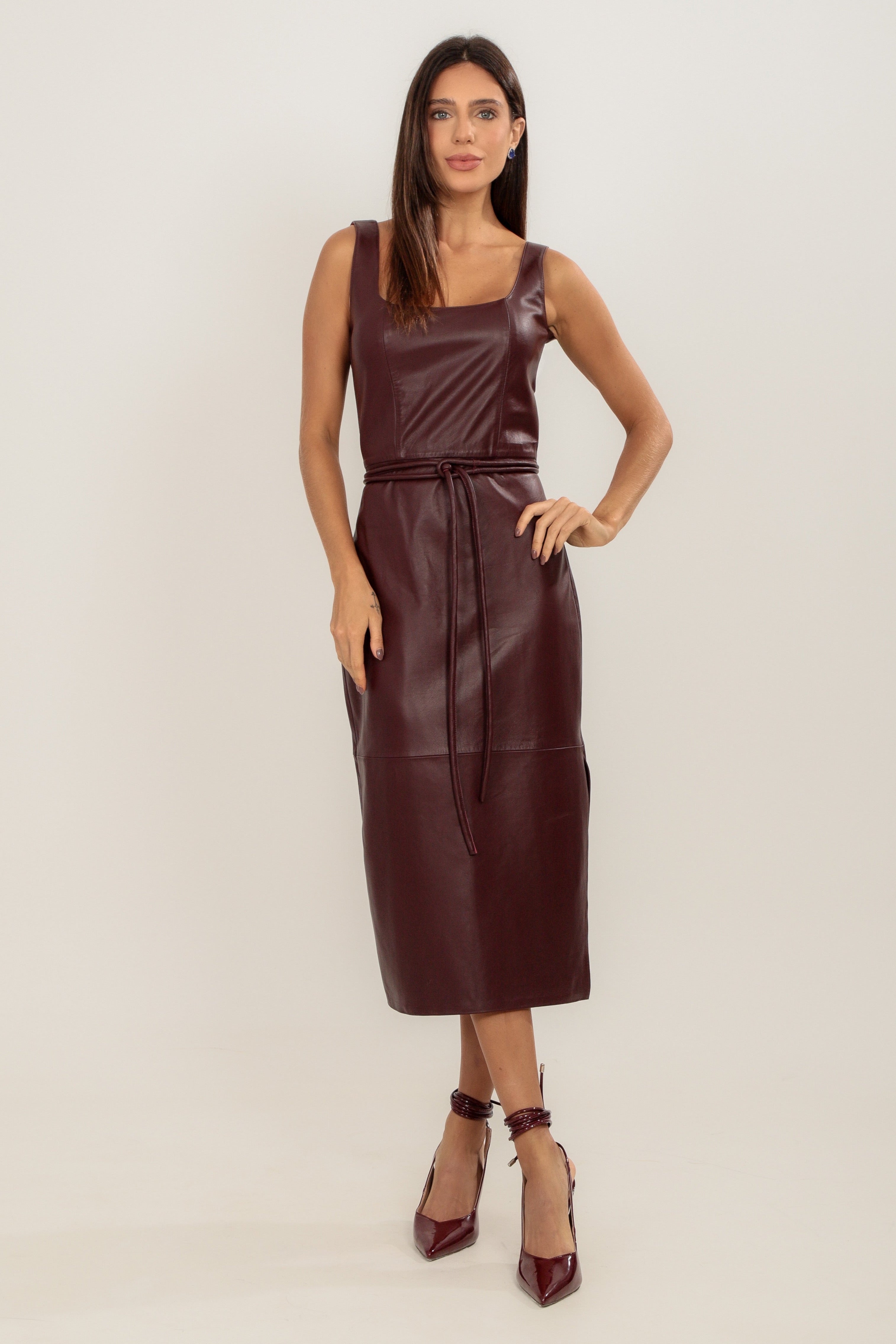 VESTIDO MIDI TUBO COM FAIXA MARSALA