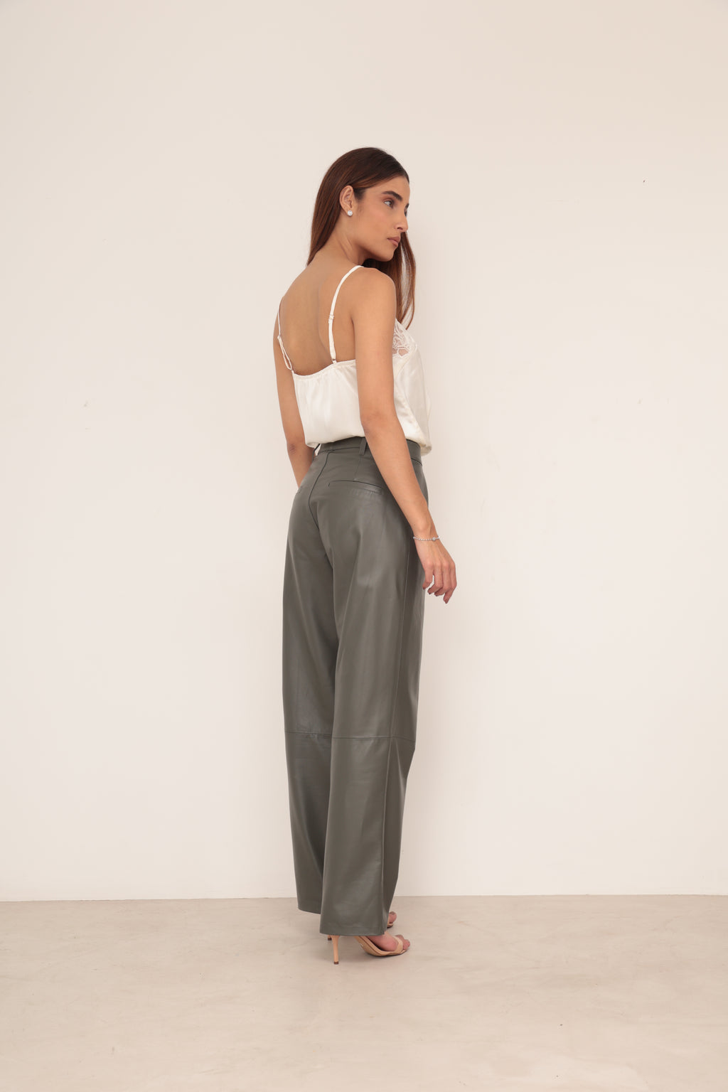 Calça Couro Barrel Pregas - Militar