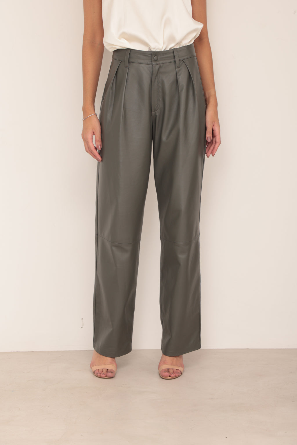 Calça Couro Barrel Pregas - Militar