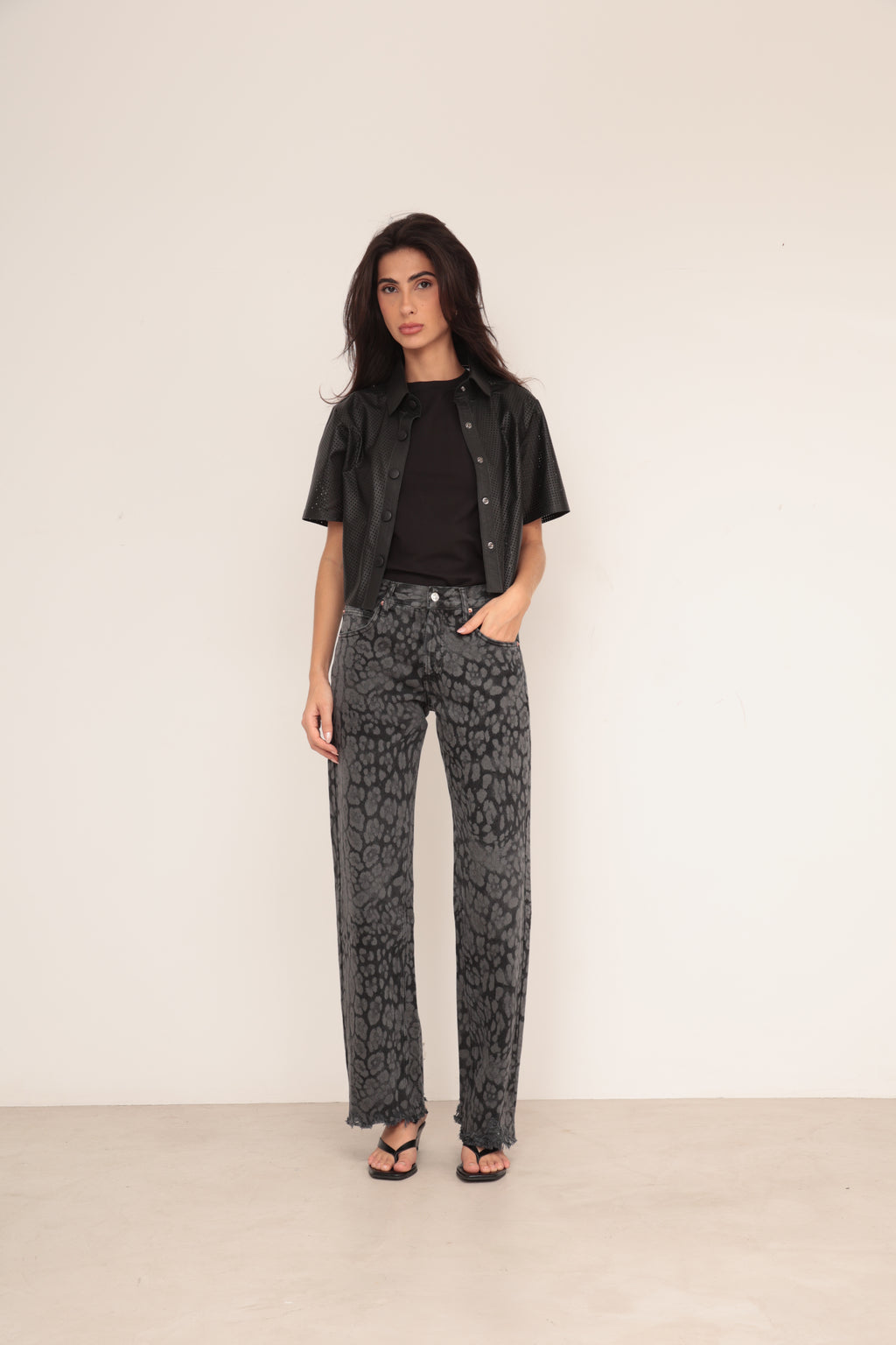 Camisa Cropped Furadinha - Preta